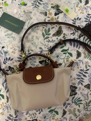 Beige handväska från Longchamp - Snygg beige handväska från Longchamp. Helt ny aldrig använd. Nytt pris 1299kr mitt pris 799kr💕