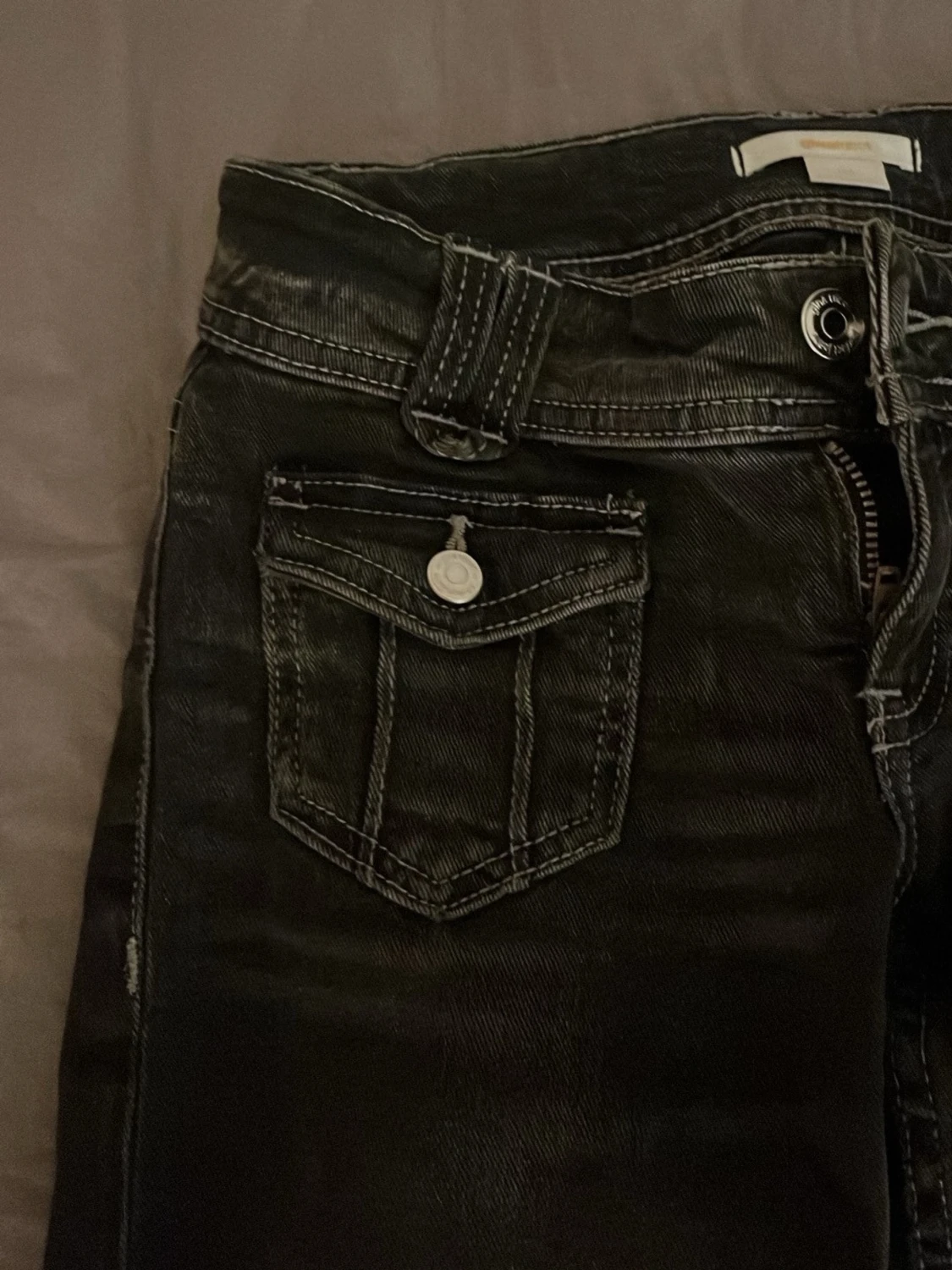 Svarta bootcut jeans med fickdetaljer - 1