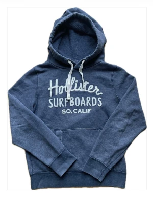 Hollister hoodie - Utmärkt skick Normalstor L, modellen är 180cm och väger 65kg Priset är diskuterbart och fråga om du har någon fundering