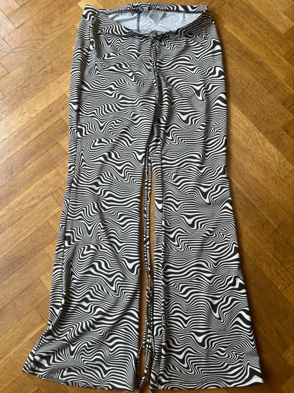 Svartvita mönstrade utsvängda leggings