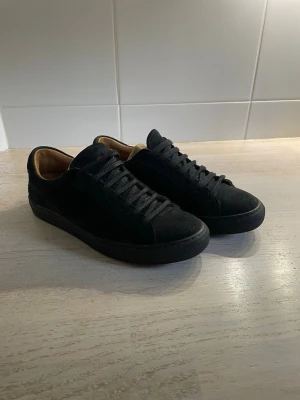 Skolyx mockaskor - Svarta mockaskor från Skolyx, knappt använda så de är i mycket bra skick. Låda och dustbag skickas med.                       Nypris 1800kr