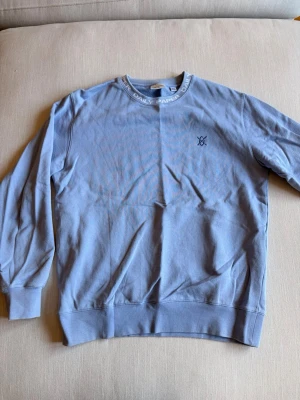 Daily paper sweatshirt - Blå/lila daily paper sweatshirt. Den har en liten fläck som syns på bild 3 men den syns knappt.
