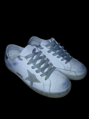 Golden goose - Säljer mina gamla golden goose skor då dem inte passar längre. Vid snabbt köp så kan jag gå ner i pris.