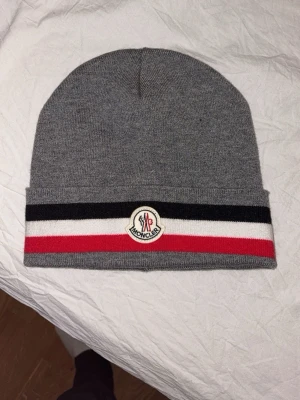 Moncler mössa - Moncler mössa helt ny aldrig använt.