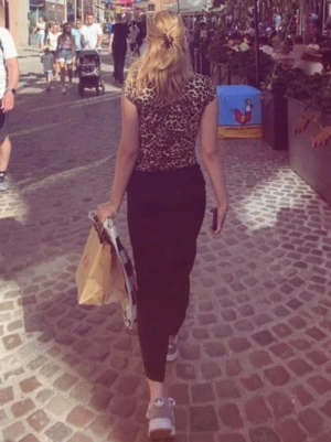 Leopardmönstrad v-ringad topp - Kortärmad topp med leopardmönster och djup v-ringning. Tunn och mjuk känsla, perfekt för dig som vill sticka ut. Toppen har en figurnära passform och är lätt att matcha med både jeans och kjol.