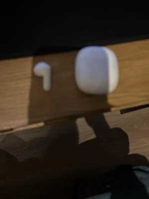 Vita trådlösa in-ear hörlurar - Snygga vita trådlösa in-ear hörlurar med laddningsetui. Smidig och kompakt design som passar perfekt i fickan. Hörlurarna har en modern look och är tillverkade i plast med en matt finish. Perfekta för musik, poddar och samtal på språng.