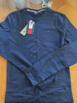 Tommy Jeans Tröja - Hej, Helt nya Tommy jeans tröjor. En i mörkblå och en i svart. Stl Small. 210kr st eller 370kr tillsammans