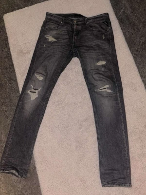 Replay  - Säljer ett par grå jeans från Replay med slitningar köpta för ca 2200kr kom privat för mer bilder!.