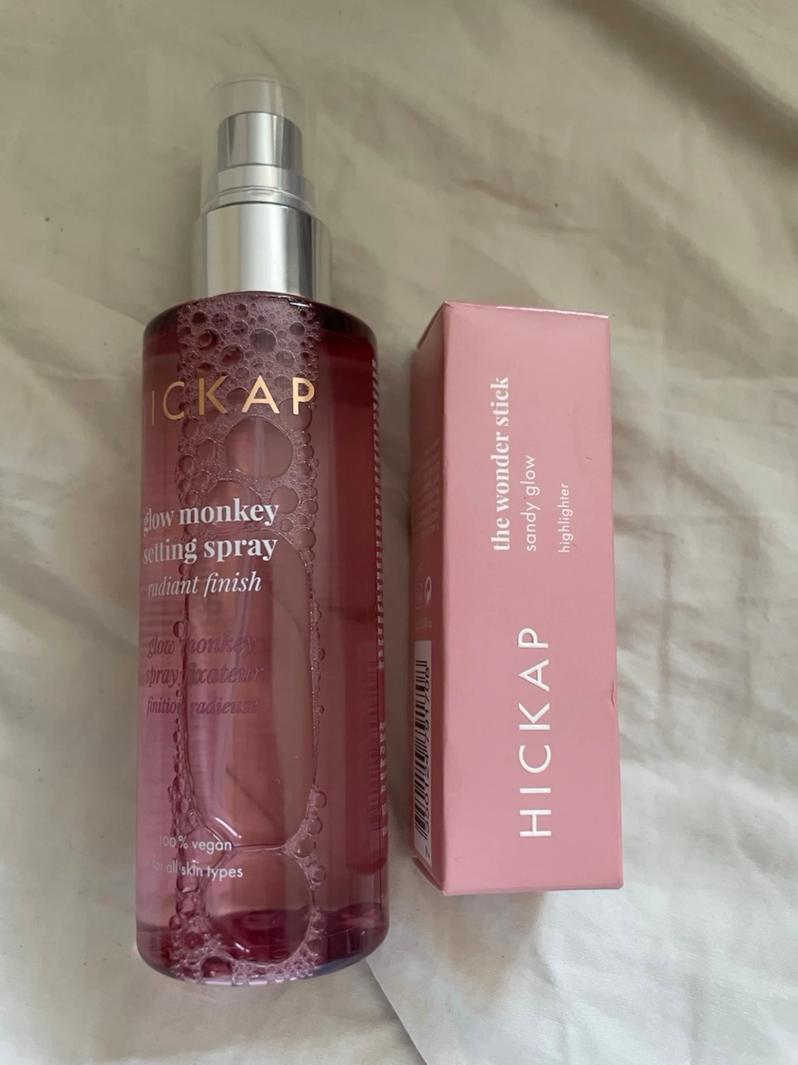 Hickap highlighter stick Sandy Glow & setting spray monkey mist