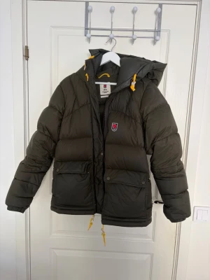 Grön dunjacka Fjällräven Expedition - EXPEDITION DOWN LITE JACKET W Färg: Deep Forest Storlek: M Nypris: 6999  Säljer min fina Fjällräven jacka nu eftersom deklarationen tog hårt!😇 Den är inköpt november 2024 så har inte använts onödigt mycket, har kvar orderbekräftelse osv så skriv privat om det behövs. Jag har storlek S egentligen så denna passar S/M 