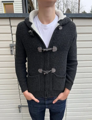 Fodrad kofta  - Tja! Säljer nu denna fodrade kofta perfekt för dem kallare tiderna! Skick 8.5/10 sjukt bra med små tecken på användning. Köppt för 2000kr men säljs nu för 799kr. Hör gärna av er vid minsta lilla fundering.