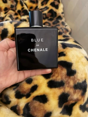 Blue de Chenale parfym - Stilren parfymflaska från Chenale med texten 'Blue de Chenale' på framsidan. Den är 100ml och EAU DE PARFUM köptes för 2400kr säljer 500kr