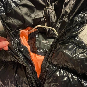 Svart glansig pufferjacka med huva - Säljer en svart, glansig och croppad pufferjacka med huva. Väldigt fin jacka, och glansig. MEN lite kort!! Så kontakta mig för mer detaljer!Kommer inte till andvändning pga väldigt kort. Perfekt skidjacka elr nåt sånt❤️