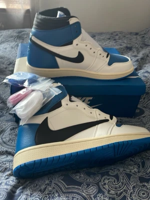Nike Air Jordan 1 retro High OG SP/ Travis scoot - Nike Air Jordan 1 High OG SP/ Travis scott helt oanvända och man får med låda och allt. Snabbfrakt!! Pris kan förhandlas!
