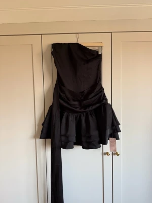 Svart feeling friday klänning  - Säljer tyvärr min helt nya feeling friday klänning då den inte passade, och gick ej att lämna tillbaka. Aldrig använd bara provad och har alla lapparna kvar. Super snygg svart klänning som är slutsåld på feeling fridays hemsida. Storlek S. Nypris är 1385kr. Säljer för 1100kr