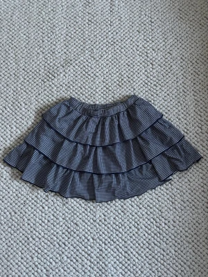 Rutig volangkjol - Jätte jätte fin volangkjol som tyvärr är för liten