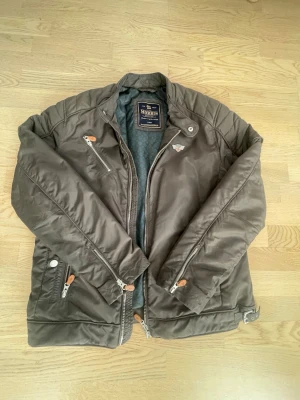 Mörkgrön jacka från Morris - Säljer en jacka från Morris där man själv kan reglera storleken, pris kan diskuteras. Vid frågor så kontakta mig 