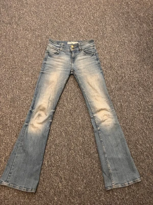 Lågmidjade bootcut jeans från Bershka - Supersnygga ljusblå lågmidjade bootcut jeans från Bershka. Jättesköna, bra passform och knappt några tecken på användning.
