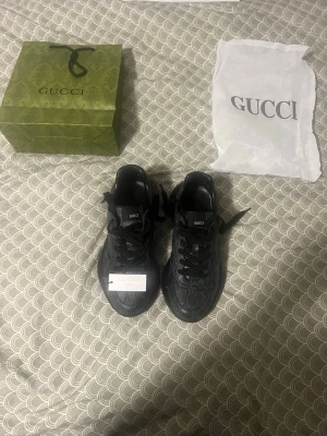 Gucci skor - Pris går att sänka med snabb äffarer Tjena nu säljer jag mina Gucci skor eftersom dem va för små för mig. Dem är i storlek 41. Den är så otroligt fina med extremt bra och hållbart kvalitet dem är sprillans nya utan några skador den kommer med Gucci påse och själva påsen dem kom i perfekt för sommaren våren allt dem är för men eller kvinnor. 