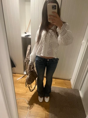 Intressekoll - Intressekoll på denna sjukt fina blusen från design by sí. Vit med fina broderade blomster detaljer och ribbade handleder med knappar framtill. Passar perfekt för att piffa upp outfiten på vardagen nu under sommaren! Så gott som ny. Skriv vid frågor och gärna även innan du köper!💖💕💕 