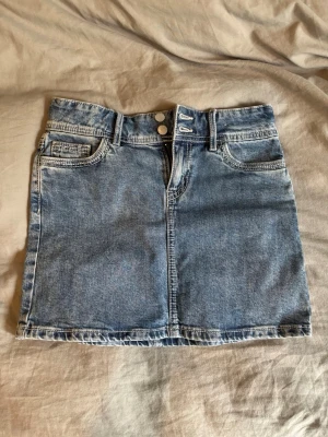 Jeanskjol - Säljer denna kjolen från h&m. Den är i fint skick och som en storlek xs. Skriv om ni har några frågor!😊