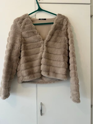 Beige pälsjacka från Gina Tricot - Säljer en beige pälsjacka från Gina Tricot med horisontella ränder och mjuk päls! pris kan diskuteras! 