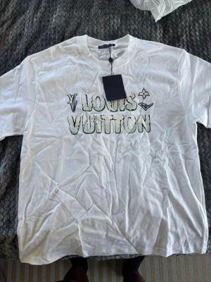 Vit T-shirt  - Vit T-shirt storlek small men rekommenderar till medium 