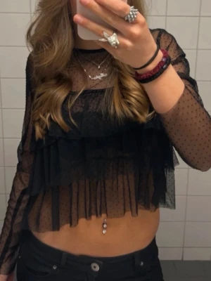 Festtopp - Så snygg svart festtopp med volanger💘💘