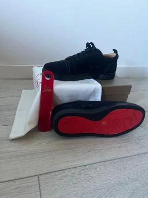 Louboutin skor - Säljer dessa feta loubs i mycket bra skick, skohorn och påse ingår också! Hör av er vid några funderingar
