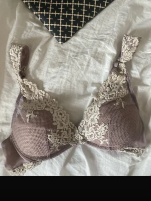 Intimissimi bh storlek 85B - Jätte fin intimissimi bh i storlek 85B med push up❣️ den är i fint använt skick, och lite nopprig inne i bhn vilket inte syns när du har den på dig❣️ priset går att diskuteras