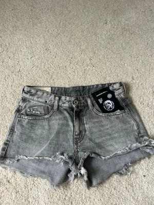 Grå jeansshorts med fransig kant - Säljer ett par grå jeansshorts som inte används längre 💕