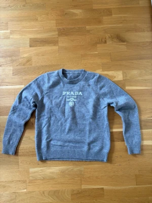 Prada sweatshirt - Prada sweatshirt, använd, har ett litet hål, men syns ej, därför lågt pris