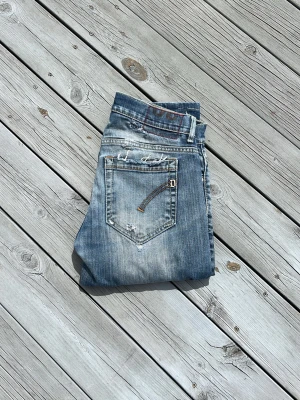Dondup jeans - Säljer ett par tvärfeta archive/grish jeans från dondups i storlek 30, Jeansen har många fräscha slitningar som ger dom en mer destressed look. Nypris~2700kr. Om du har någon fundering är det bara att hojta till! Pris kan diskuteras vid snabb affär