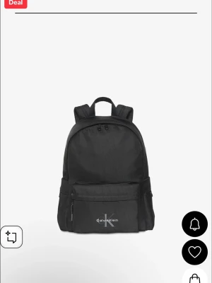 Svart ryggsäck från Calvin Klein - Snygg svart ryggsäck från Calvin Klein med klassisk design. Ryggsäcken har ett stort huvudfack, en framficka med dragkedja och Calvin Klein-logga broderad på framsidan. Tillverkad i slitstarkt material och har justerbara axelband. Använt max 3 gånger, nyskick! Nypris 1000kr