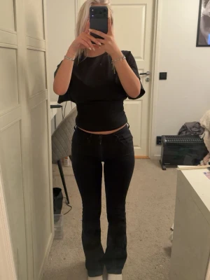 Svarta bootcut jeans - Säljer ett par svarta bootcut jeans från Levi’s i storlek W26. Säljer pga att de ej används.