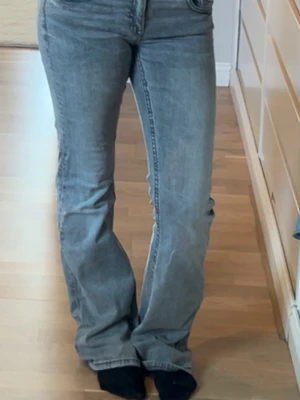 Grå bootcut jeans - Jag säljer ljus gråa fina tricot jeans i storlek 170. Använda fåtal gånger och inga skavanker. Nypris 300kr. Pris kan diskuteras