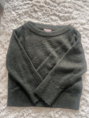 Mörkgrön stickad tröja Gina Tricot - Mörkgrön stickad tjocktröja! Perfekt till hösten 💗 aldrig använd ❤️❤️