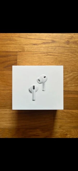 Apple AirPods Pro 3 (oöppnad)  - AirPods Pro 3 nyaste från Apple. Obruten förpackning. Kvitto finns. Org pris ligger på 2600kr 