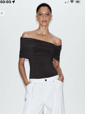 Svart offshoulder topp - Helt ny med prislapp kvar