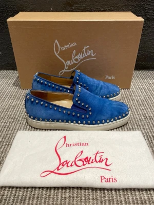 Christian Louboutin skor - Hej, säljer nu dessa svin snygga Christian Louboutin skor. Skorna är i grymt skick!  Begränsat antal boxar och dustbag. Hör av dig vid frågor.