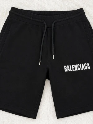 Svarta shorts  - Säljer ett par snygga svarta shorts i storlek M. Bekväma och stilrena med logga på benet. Perfekta för både vardag och sommaren.