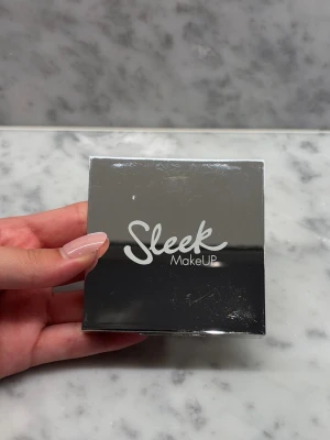 Sleek MakeUP highlighterpalett - Säljer en highlighterpalett från Sleek MakeUP med fem olika nyanser. Perfekt för att skapa glow och highlighta ansiktet.