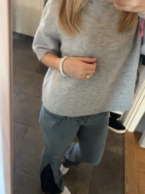 Blågrön bootcut byxor med slits - Snygga bootcut jeans väldigt lågmidjade och omsydda, sitter super men används tyvärr inte längre då dom inte passar