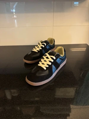 Maison Margiela Skor - Feta Marison Margiela skor i svart | EU 43 |Dem är i ett väldigt fint skick och inga tecken av användning | Endast skor medföljer | Tveka inte att kontakta oss vid minsta fundering!