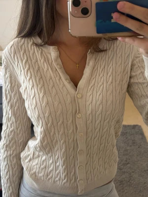 Beige stickad kofta med knappar - Mysig beige kofta, Jag är 162cm, allt e kvar tills markerad som såld, pris går att diskuteras💞