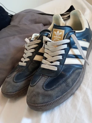 Adidas Samba night navy gum - Tja! 👋 Säljer dessa addidas night navy gum som är sällsynt🤙 storlek: 42 | skorna är i bra skick och är perfekt för sommaren nu🔥 hojta till efter frågor 