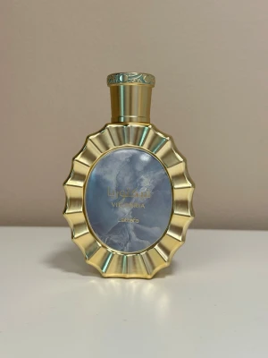 Lattafa - Victoria 100ml - Lataffa Victoria 100ml. Citrongourmandernas dröm! Perfekt fräsch och söt, lik en citron bakelse. Perfekt för dig som vill ha en iögonfallande parfym på hyllan! Stått mörkt o svalt. Är la ca 70-80% kvar! 🍋🙂