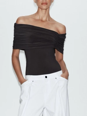  offshoulder topp - HELT NY MED PRISLAPPEN PÅ! Säljer en grå antracit offshoulder topp med draperad effekt över axlarna. Toppen är tight och har en stilren, modern look som passar perfekt till både jeans och kjol. Materialet känns mjukt och stretchigt, vilket ger en bekväm passform.