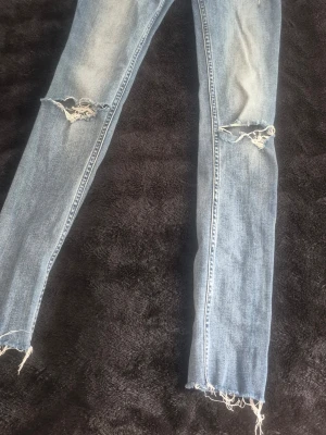 Hollister jeans - Säljer ett par ljusblå jeans från Hollister Ultra High Rise Super Skinny.Stl: W24 L:30  