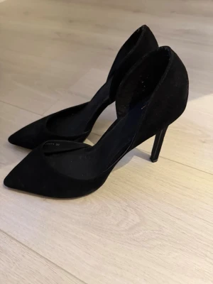 Svarta spetsiga pumps i mocka-look - Snygga svarta klackar som inte kommer till användning längre.😍